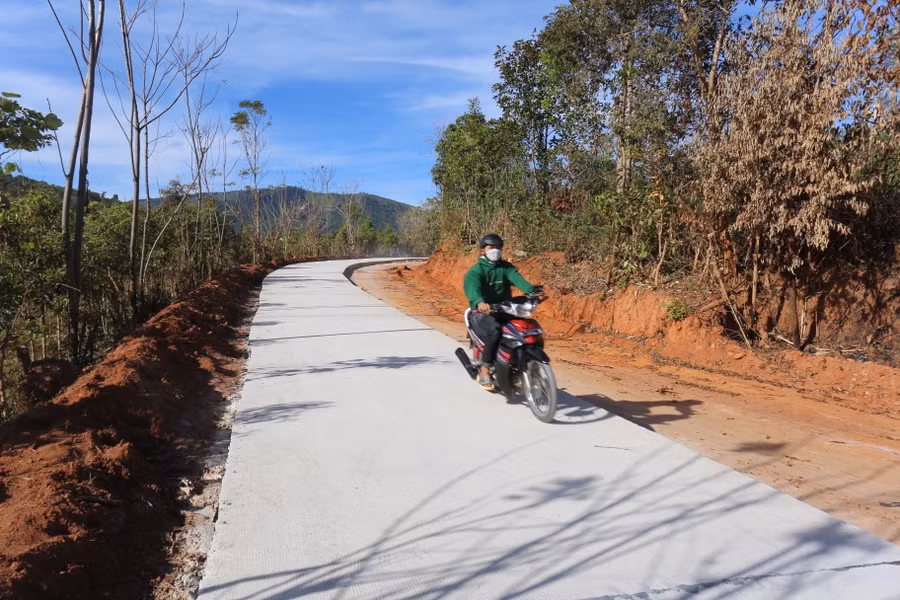 Con đường từ quốc lộ 19D vào làng vừa hoàn tất ngay trước Tết Nguyên đán. Ảnh: Văn Ngọc