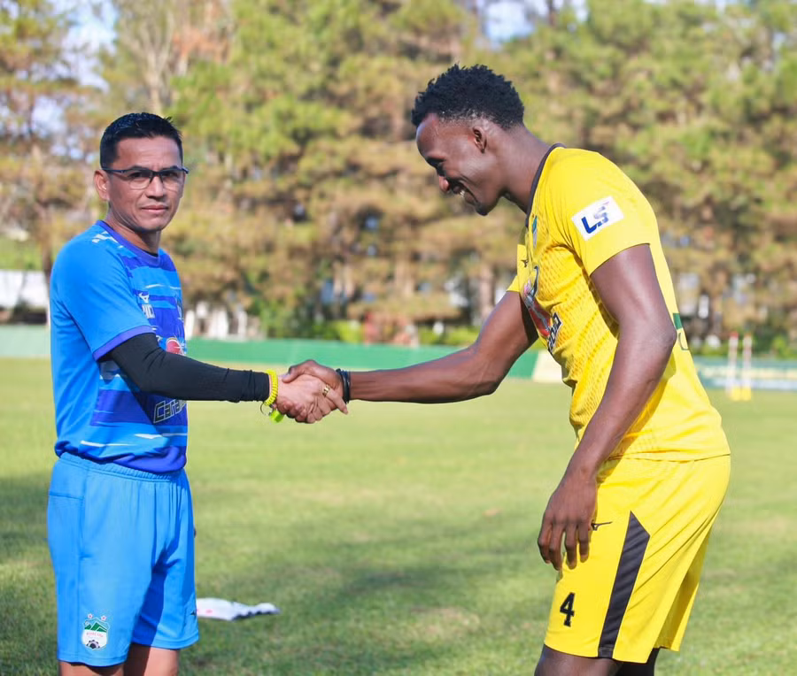 HLV Kiatisak đã lựa chọn Diakite cho vị trí trung vệ. Ảnh: Lan Lan