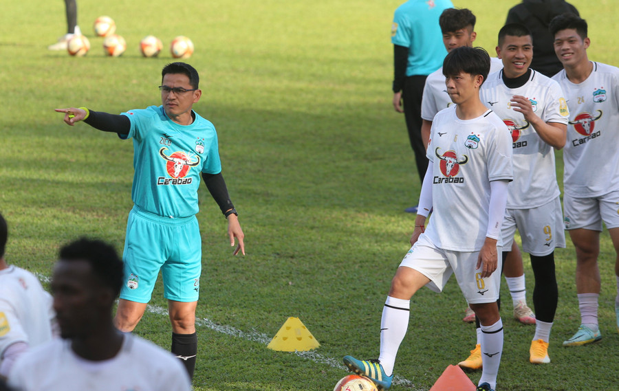 Chiến lược gia người Thái yêu cầu các học trò phải chơi ít chạm. Ảnh: Văn Ngọc Chiến lược gia người Thái yêu cầu các học trò phải chơi ít chạm. Ảnh: Văn Ngọc