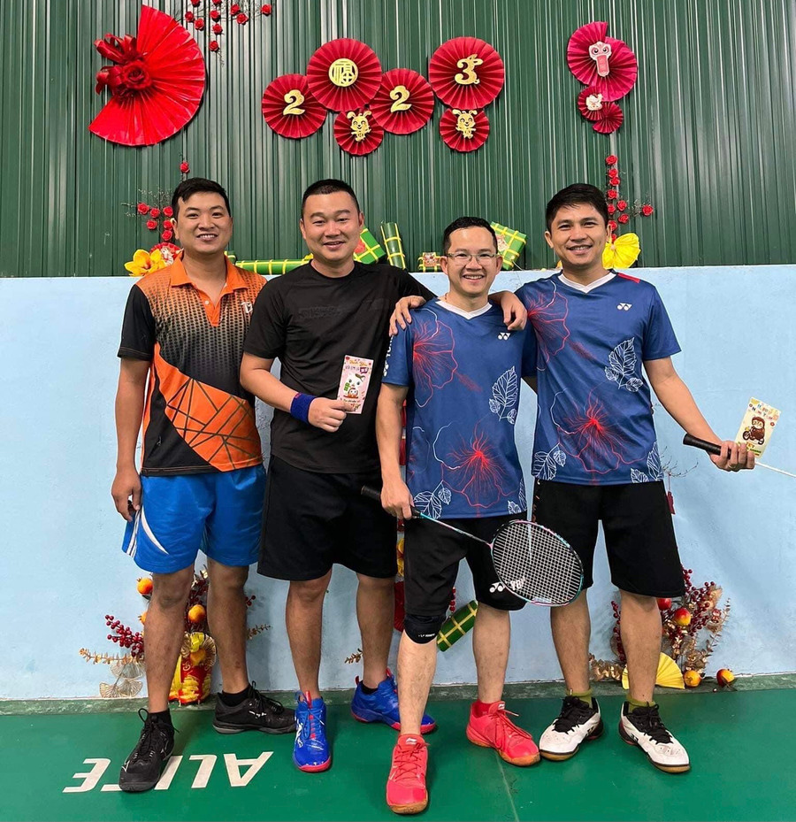 Anh Tiến (bìa phải) cùng nhóm bạn chơi cầu lông vào Mùng 2 Tết. Ảnh: Văn Huy