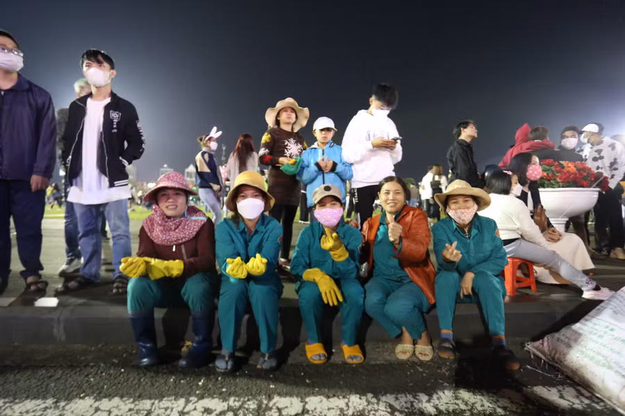 Khoảnh khắc nghỉ ngơi hiếm hoi của những nhân viên vệ sinh của Bảo tàng tỉnh. Ảnh: Văn Ngọc Khoảnh khắc nghỉ ngơi hiếm hoi của những nhân viên vệ sinh của Bảo tàng tỉnh. Ảnh: Văn Ngọc