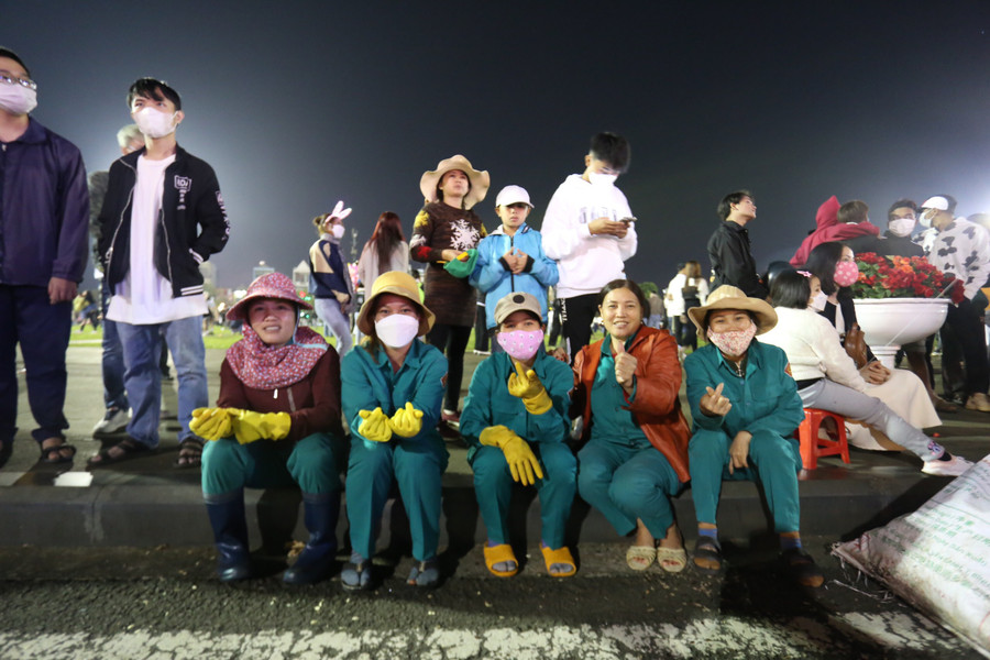 Khoảnh khắc nghỉ ngơi hiếm hoi của những nhân viên vệ sinh của Bảo tàng tỉnh. Ảnh: Văn Ngọc Khoảnh khắc nghỉ ngơi hiếm hoi của những nhân viên vệ sinh của Bảo tàng tỉnh. Ảnh: Văn Ngọc