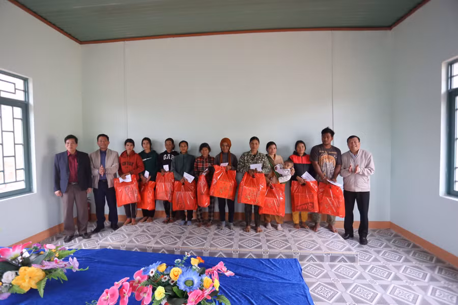 Chủ nhiệm Ủy ban Kiểm tra Thái Thanh Bình (bìa phải) tặng quà Tết cho dân làng Hde. Ảnh: Văn Ngọc