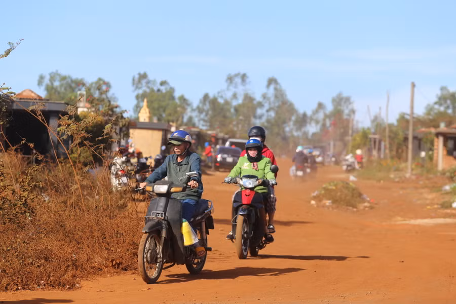 Người dân Gia Lai tranh thủ ngày cuối cùng của năm để đi tảo mộ. Ảnh: Văn Ngọc
