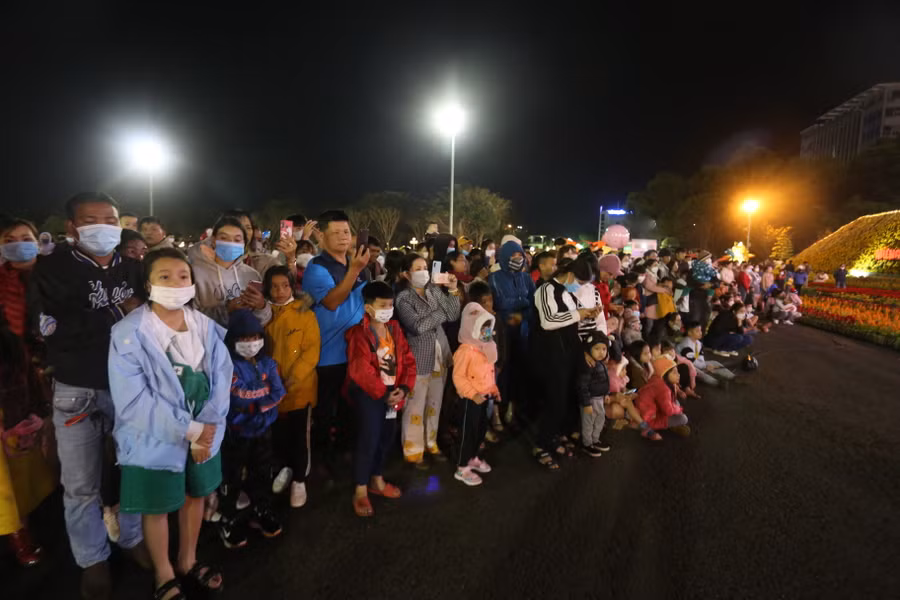 Người dân Gia Lai nô nức đón giao thừa ở Quảng trường Đại Đoàn Kết. Ảnh: Văn Ngọc Người dân Gia Lai nô nức đón giao thừa ở Quảng trường Đại Đoàn Kết. Ảnh: Văn Ngọc