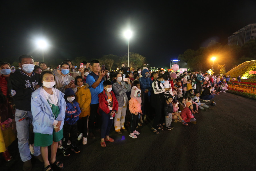 Người dân Gia Lai nô nức đón giao thừa ở Quảng trường Đại Đoàn Kết. Ảnh: Văn Ngọc Người dân Gia Lai nô nức đón giao thừa ở Quảng trường Đại Đoàn Kết. Ảnh: Văn Ngọc