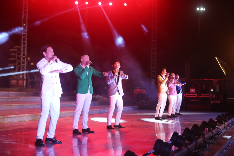 Các nghệ sĩ của Nhà hát ca múa nhạc tổng hợp Đam San đã mang đến cho khán giả những ca khúc mang âm hưởng mùa xuân. Ảnh: Văn Ngọc Các nghệ sĩ của Nhà hát ca múa nhạc tổng hợp Đam San đã mang đến cho khán giả những ca khúc mang âm hưởng mùa xuân. Ảnh: Văn Ngọc