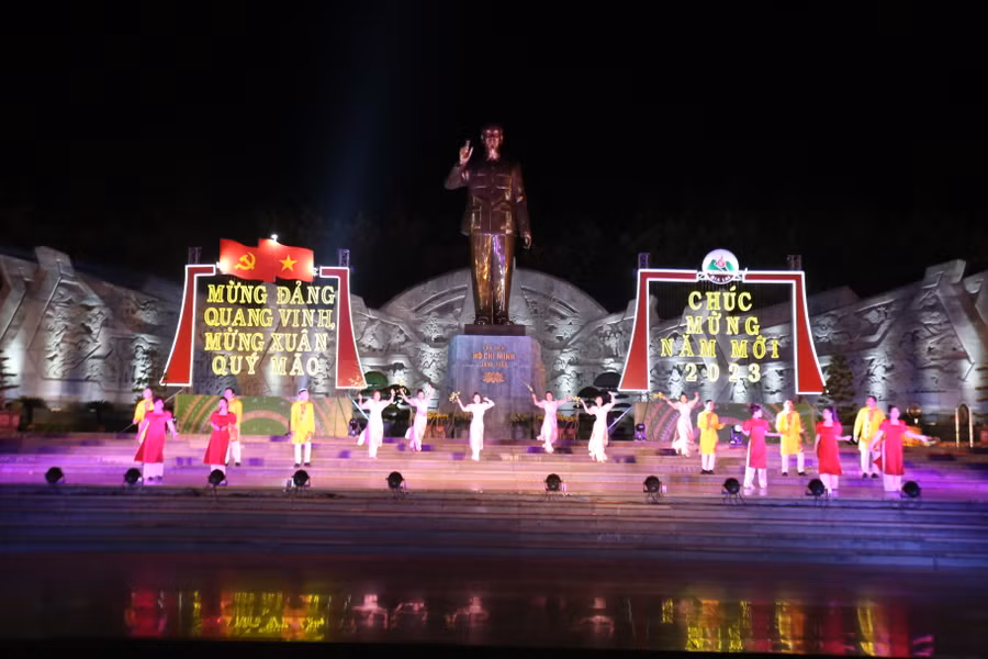 Hàng trăm nghệ sĩ đã tham gia chương trình biểu diễn nghệ thuật. Ảnh: Văn Ngọc Hàng trăm nghệ sĩ đã tham gia chương trình biểu diễn nghệ thuật. Ảnh: Văn Ngọc