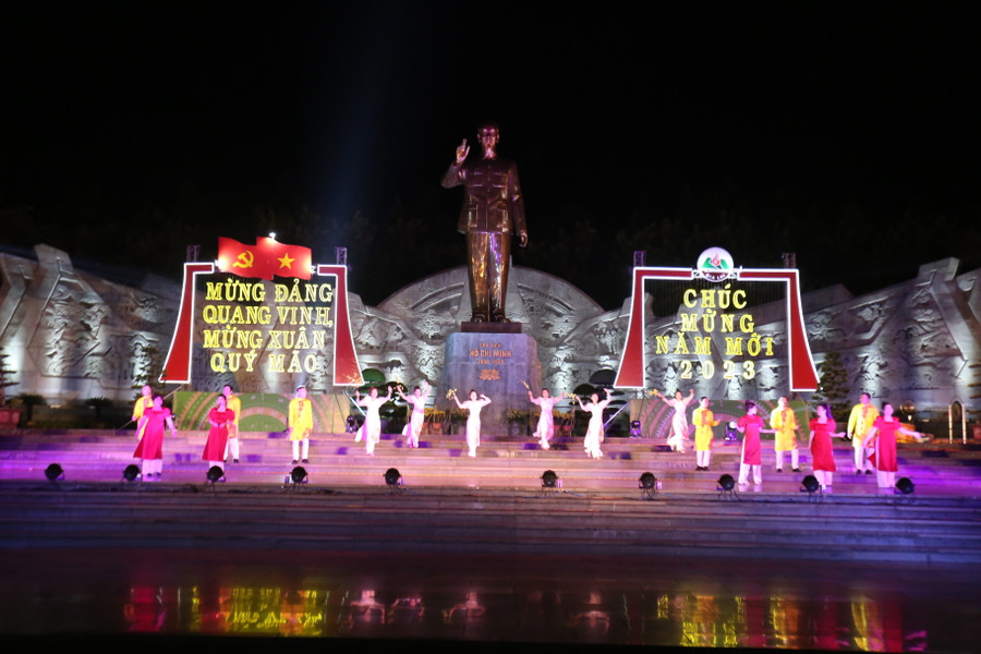 Hàng trăm nghệ sĩ đã tham gia chương trình biểu diễn nghệ thuật. Ảnh: Văn Ngọc Hàng trăm nghệ sĩ đã tham gia chương trình biểu diễn nghệ thuật. Ảnh: Văn Ngọc