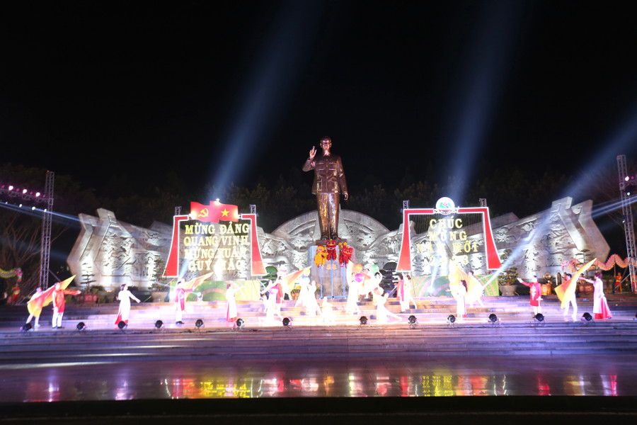 Các tiết mục được dàn dựng công phu xen lẫn truyền thống và hiện đại. Ảnh: Văn Ngọc Các tiết mục được dàn dựng công phu xen lẫn truyền thống và hiện đại. Ảnh: Văn Ngọc