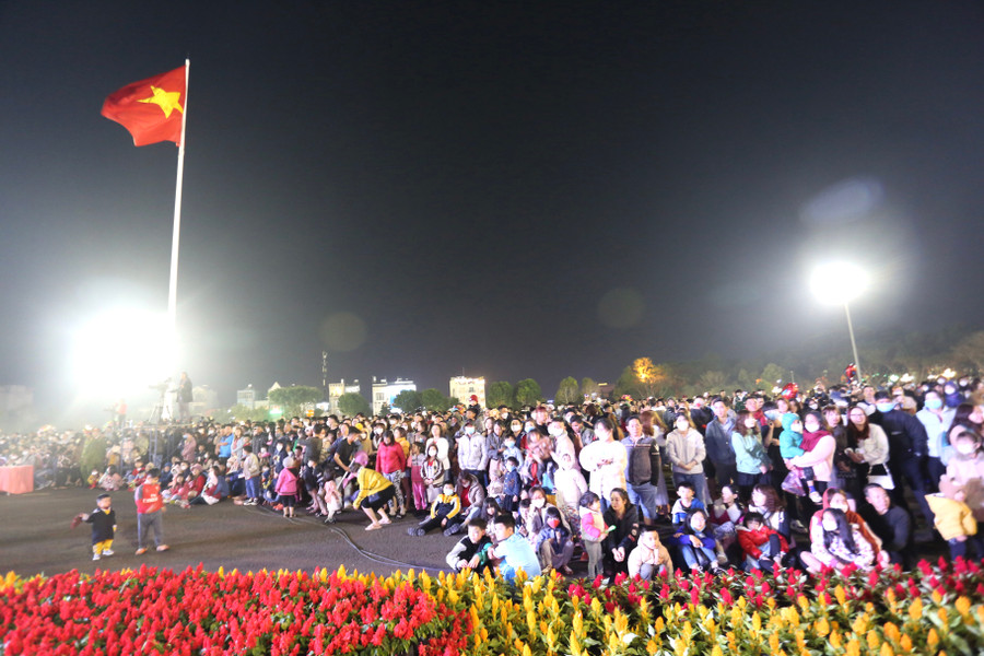 Dòng người ken đặc tập trung đón giao thừa ở Quảng trường Đại Đoàn Kết. Ảnh: Văn Ngọc Dòng người ken đặc tập trung đón giao thừa ở Quảng trường Đại Đoàn Kết. Ảnh: Văn Ngọc