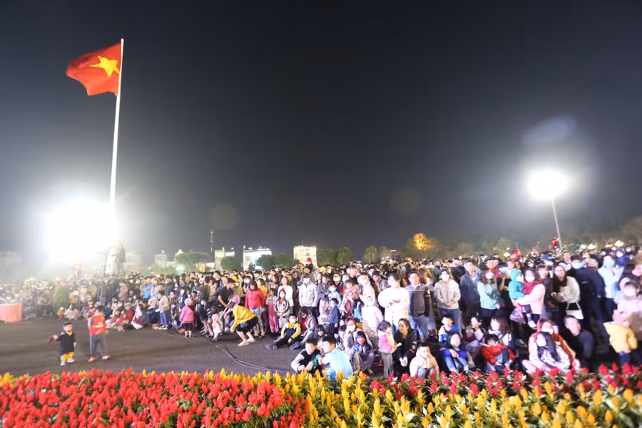 Dòng người ken đặc tập trung đón giao thừa ở Quảng trường Đại Đoàn Kết. Ảnh: Văn Ngọc