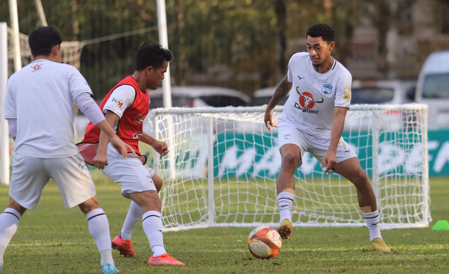 Tân binh Paollo (bìa phải) sẽ lĩnh xướng hàng công của HAGL. Ảnh: Văn Ngọc