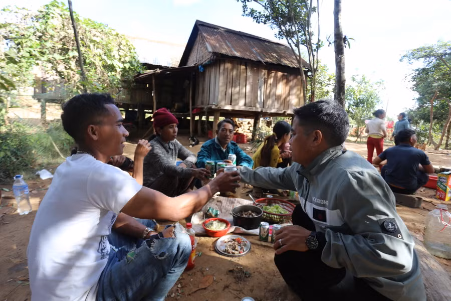 Dân làng quây quần chung vui cùng gia đình anh Đêt. Ảnh: Văn Ngọc