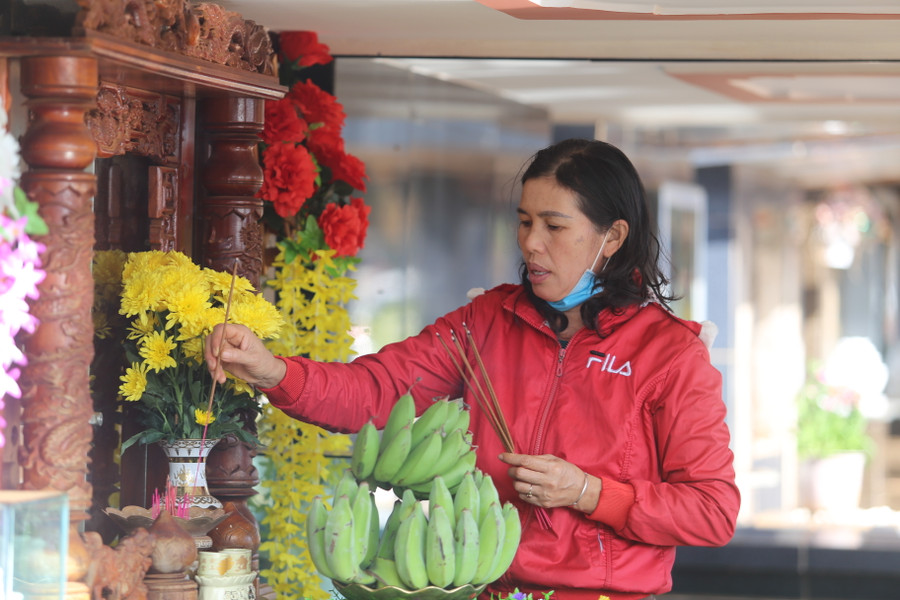 Bà Nguyễn Thị Sáu đi thăm phần mộ của 5 người thân trong gia đình nằm tại Nghĩa trang TP. Pleiku. Ảnh: Văn Ngọc Bà Nguyễn Thị Sáu đi thăm phần mộ của 5 người thân trong gia đình nằm tại Nghĩa trang TP. Pleiku. Ảnh: Văn Ngọc