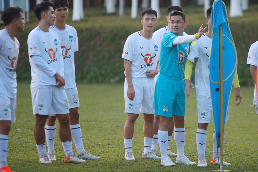 Đây là buổi tập đầu tiên mà huấn luyện viên Kiatisak có đầy đủ nhân sự cho mùa giải mới. Ảnh: Lan Lan