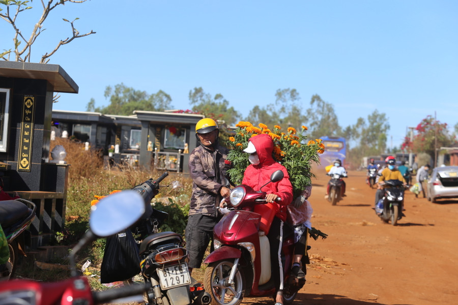 Những chậu hoa cúc vạn thọ làm không khí ở Nghĩa trang thêm phần ấm cúng. Ảnh: Văn Ngọc Những chậu hoa cúc vạn thọ làm không khí ở Nghĩa trang thêm phần ấm cúng. Ảnh: Văn Ngọc