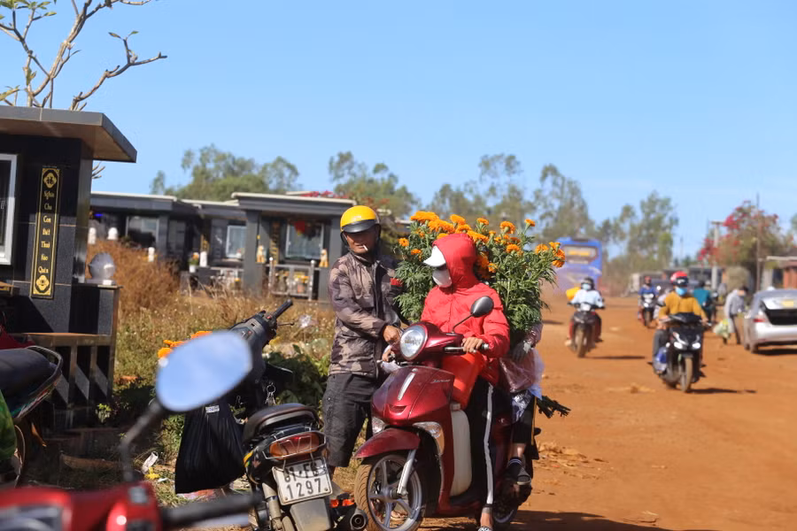 Những chậu hoa cúc vạn thọ làm không khí ở Nghĩa trang thêm phần ấm cúng. Ảnh: Văn Ngọc Những chậu hoa cúc vạn thọ làm không khí ở Nghĩa trang thêm phần ấm cúng. Ảnh: Văn Ngọc