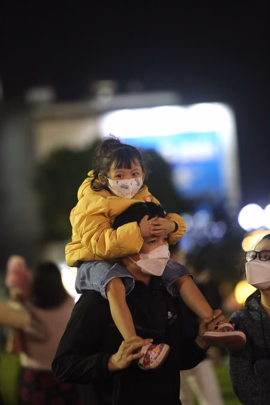 Các em nhỏ thích thú với màn biểu diễn Lân-sư-rồng. Ảnh: Văn Ngọc