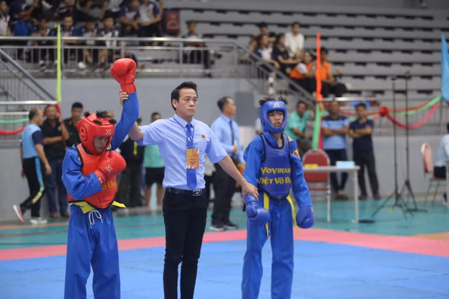 VĐV Võ Huy Hoàng (Gia Lai) đã giành chiến thắng trước đối thủ đến từ Bình Phước trong trận chung kết hạng cân 45 kg nam. Ảnh: Văn Ngọc