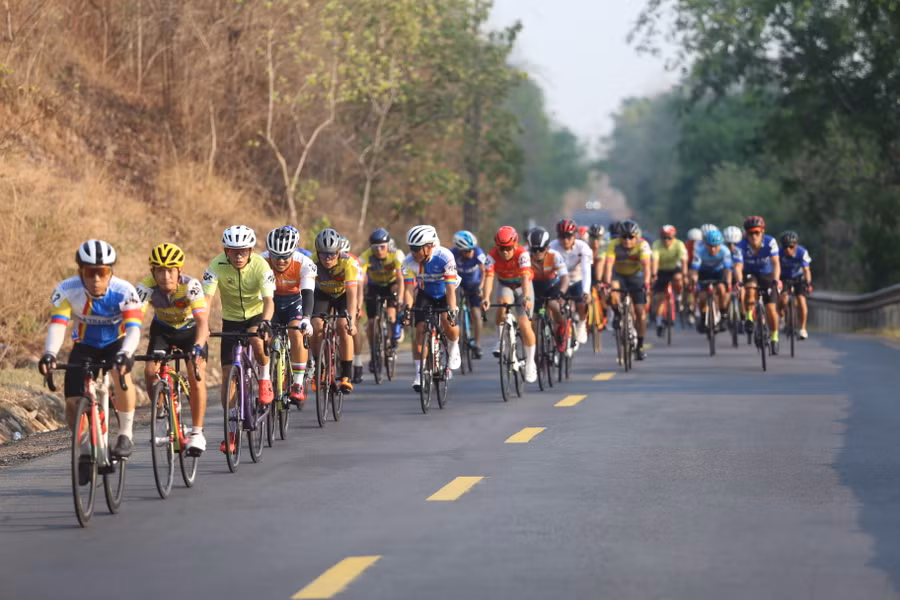 Các tay đua phải vượt qua những con dốc đầy thử thách. Ảnh: Văn Ngọc