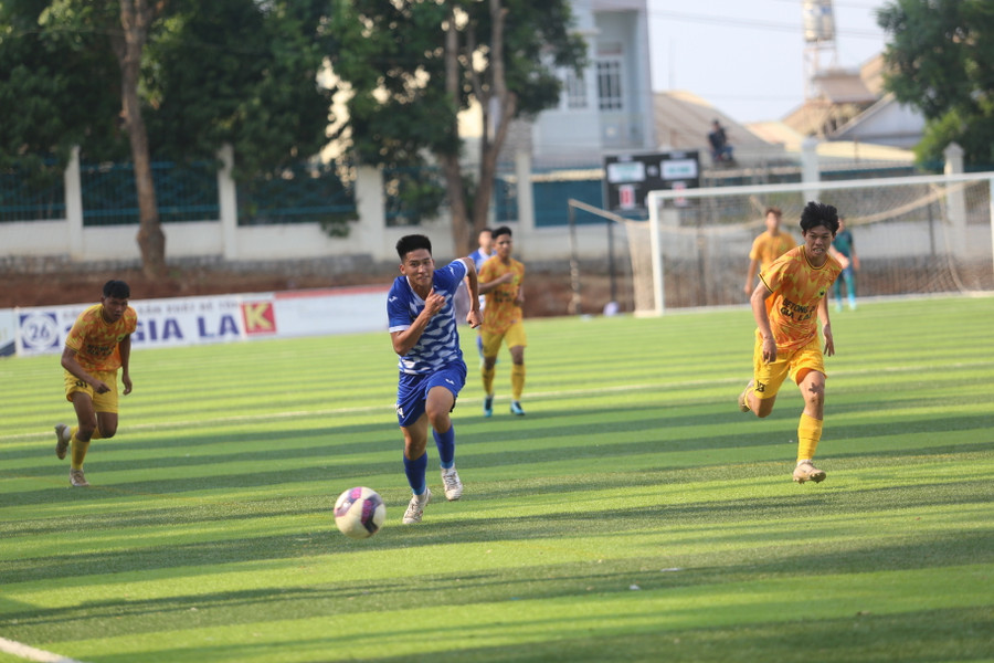 Bắc Ninh (trái) đã thể hiện sự vượt trội so với đội chủ nhà. Ảnh: Văn Ngọc