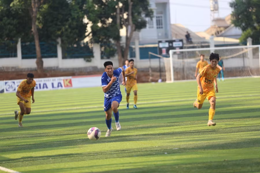 Bắc Ninh (trái) đã thể hiện sự vượt trội so với đội chủ nhà. Ảnh: Văn Ngọc