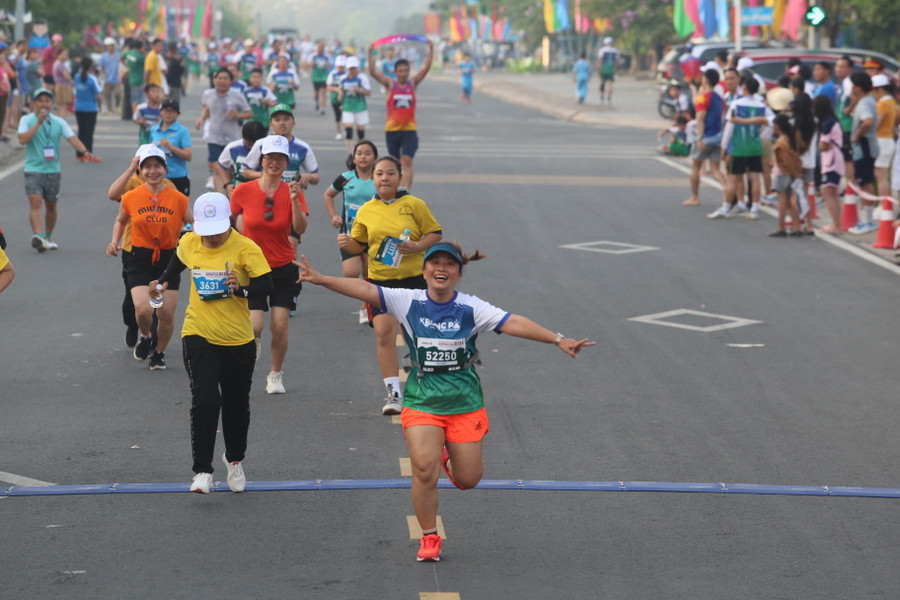 Niềm vui vỡ òa của các runner khi cán đích. Ảnh: Văn Ngọc Niềm vui vỡ òa của các runner khi cán đích. Ảnh: Văn Ngọc