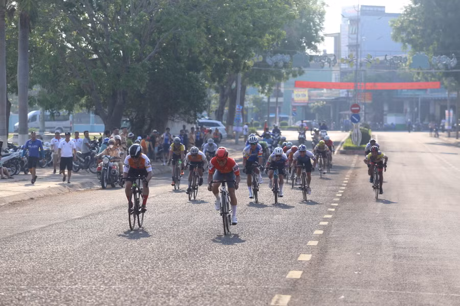 Những màn nước rút nghẹt thở ở vạch về đích. Ảnh: Văn Ngọc