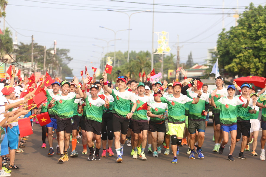 Dòng người được chào đón nồng nhiệt ở thị trấn Ia Kha. Ảnh: Văn Ngọc Dòng người được chào đón nồng nhiệt ở thị trấn Ia Kha. Ảnh: Văn Ngọc