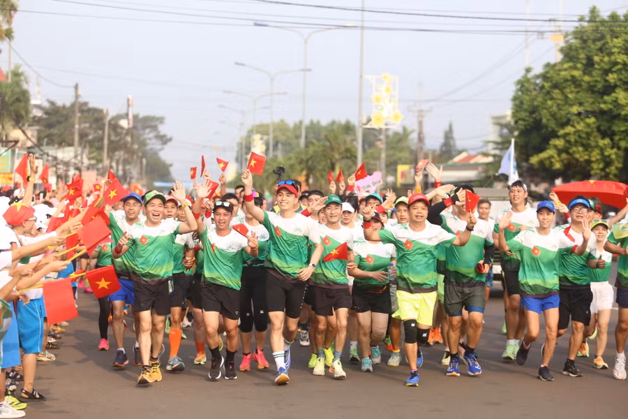 Dòng người được chào đón nồng nhiệt ở thị trấn Ia Kha. Ảnh: Văn Ngọc