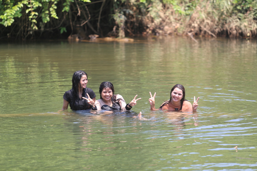Các cô gái Jrai thỏa thích vui chơi dưới dòng nước mát. Ảnh: Văn Ngọc Các cô gái Jrai thỏa thích vui chơi dưới dòng nước mát. Ảnh: Văn Ngọc