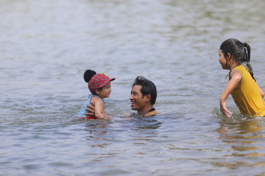 Bãi tắm khá an toàn cho trẻ em. Ảnh: Văn Ngọc Bãi tắm khá an toàn cho trẻ em. Ảnh: Văn Ngọc