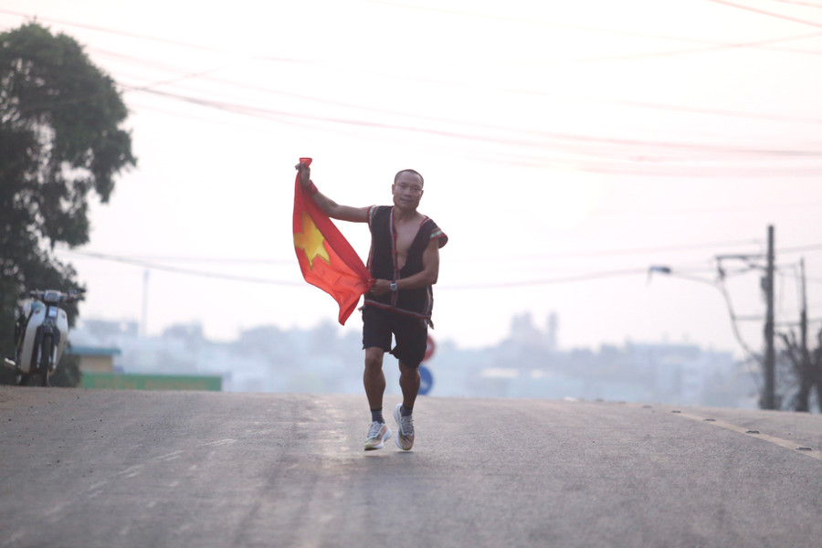 Lá cờ Tổ quốc được VĐV dẫn đầu đoàn chạy mang theo suốt chặng đường. Ảnh: Văn Ngọc Lá cờ Tổ quốc được VĐV dẫn đầu đoàn chạy mang theo suốt chặng đường. Ảnh: Văn Ngọc