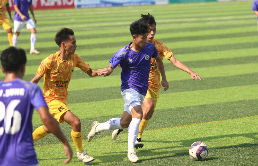 Trẻ Hà Nội làm chủ hoàn toàn thế trận dù đá trên sân khách. Ảnh: Văn Ngọc Trẻ Hà Nội làm chủ hoàn toàn thế trận dù đá trên sân khách. Ảnh: Văn Ngọc