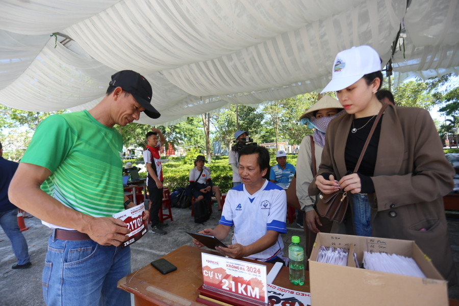 Các VĐV nhận racekit khá nhanh chóng. Ảnh: Văn Ngọc