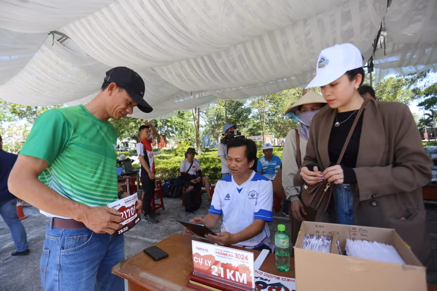 Các VĐV nhận racekit khá nhanh chóng. Ảnh: Văn Ngọc