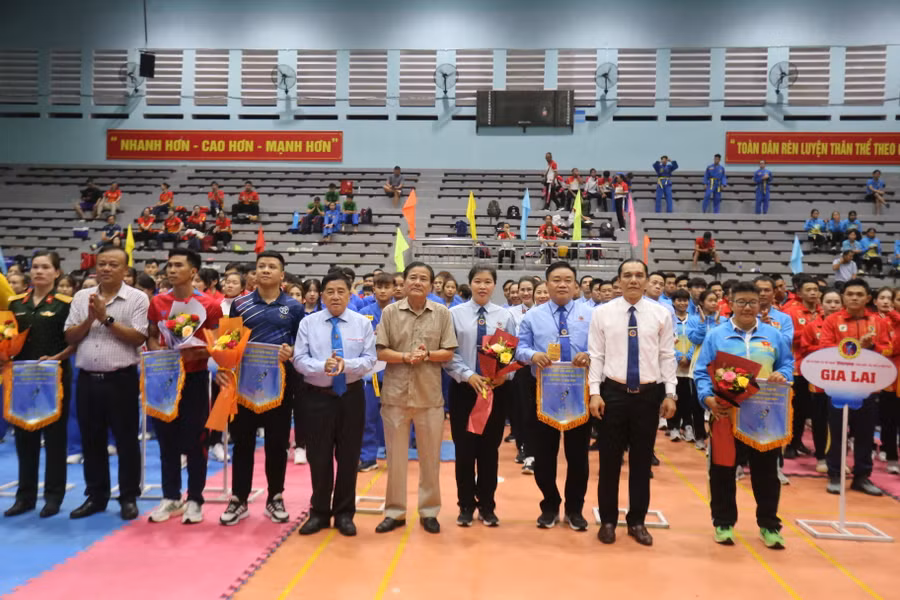 Ban tổ chức tặng cờ và hoa cho đại diện 32 đoàn thi đấu tại giải. Ảnh: Văn Ngọc