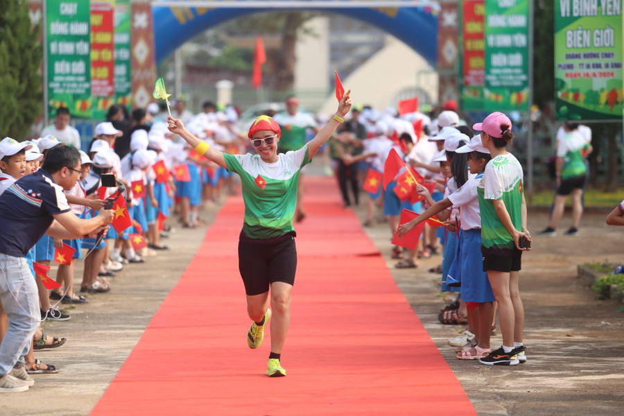 Runner truyền cảm hứng chống căn bệnh ung thư Huỳnh Thị Tuyết Hương cũng tham gia chương trình. Ảnh: Văn Ngọc Runner truyền cảm hứng chống căn bệnh ung thư Huỳnh Thị Tuyết Hương cũng tham gia chương trình. Ảnh: Văn Ngọc