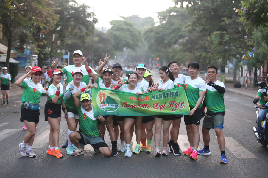 Hàng trăm thành viên của Câu lạc bộ Gia Lai Marathon góp mặt ở chương trình. Ảnh: Văn Ngọc Hàng trăm thành viên của Câu lạc bộ Gia Lai Marathon góp mặt ở chương trình. Ảnh: Văn Ngọc