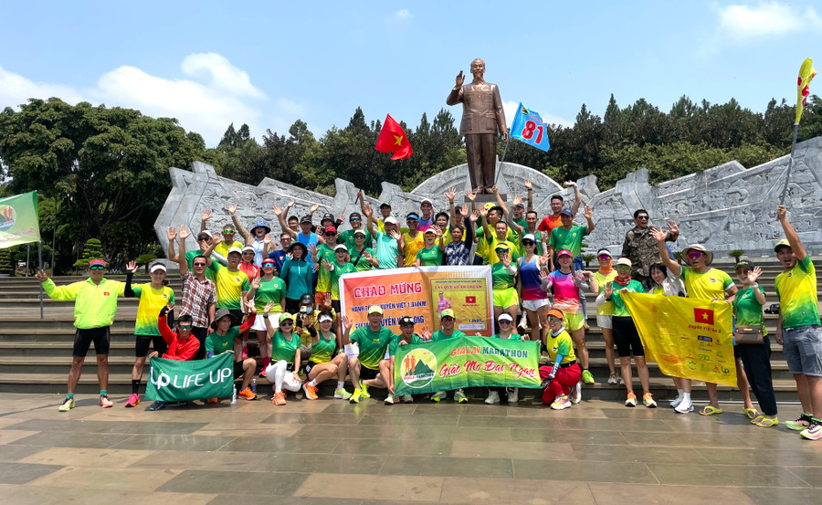 Nguyễn Văn Long nhận được sự chào đón nồng nhiệt của những người yêu chạy bộ tại Gia Lai. Ảnh: Văn Ngọc Nguyễn Văn Long nhận được sự chào đón nồng nhiệt của những người yêu chạy bộ tại Gia Lai. Ảnh: Văn Ngọc