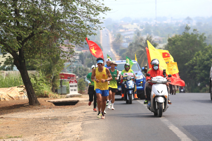 Nguyễn Văn Long trải qua những con dốc dài trên quốc lộ 14. Ảnh: Văn Ngọc Nguyễn Văn Long trải qua những con dốc dài trên quốc lộ 14. Ảnh: Văn Ngọc