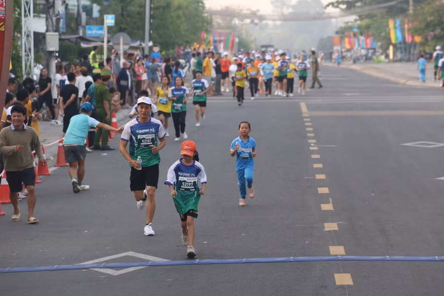 Đông đảo chân chạy nhí tại Krông Pa tham gia giải chạy lần đầu tiên này. Ảnh: Văn Ngọc