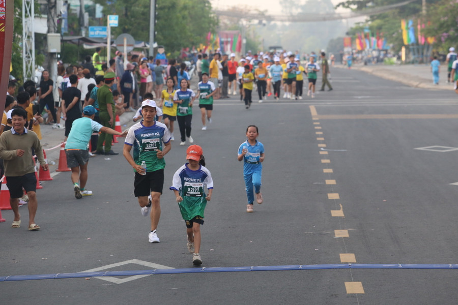 Đông đảo chân chạy nhí tại Krông Pa tham gia giải chạy lần đầu tiên này. Ảnh: Văn Ngọc Đông đảo chân chạy nhí tại Krông Pa tham gia giải chạy lần đầu tiên này. Ảnh: Văn Ngọc