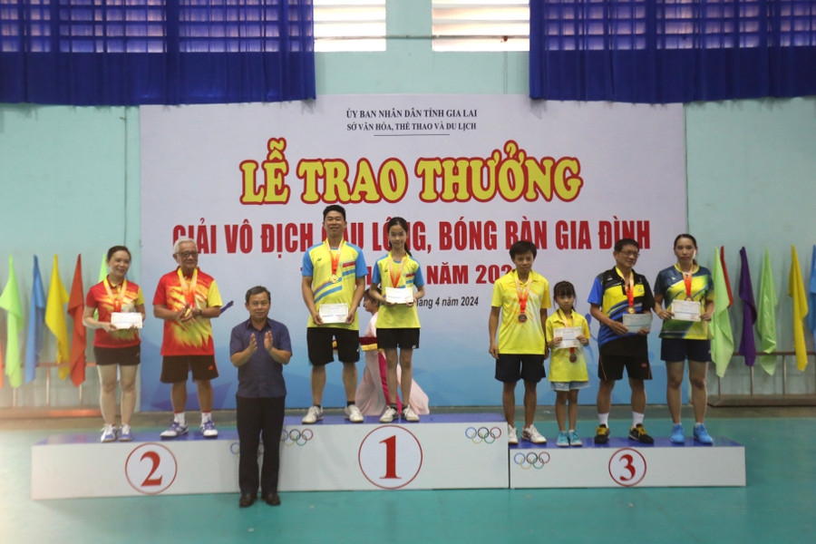 Ban tổ chức trao giải cho các cặp đôi cha và con gái ở môn bóng bàn. Ảnh: Văn Ngọc Ban tổ chức trao giải cho các cặp đôi cha và con gái ở môn bóng bàn. Ảnh: Văn Ngọc