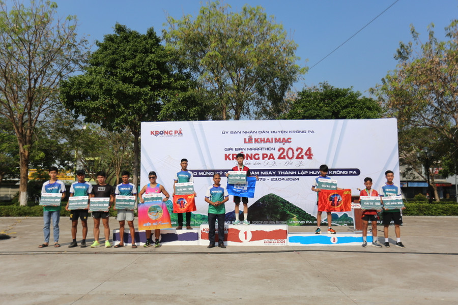 Ban tổ chức trao giải cho các VĐV xuất sắc nhất ở cự ly 5 km nam. Ảnh: Văn Ngọc Ban tổ chức trao giải cho các VĐV xuất sắc nhất ở cự ly 5 km nam. Ảnh: Văn Ngọc