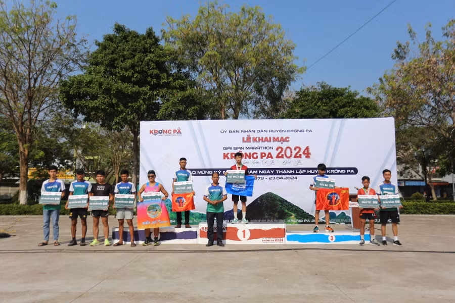 Ban tổ chức trao giải cho các VĐV xuất sắc nhất ở cự ly 5 km nam. Ảnh: Văn Ngọc