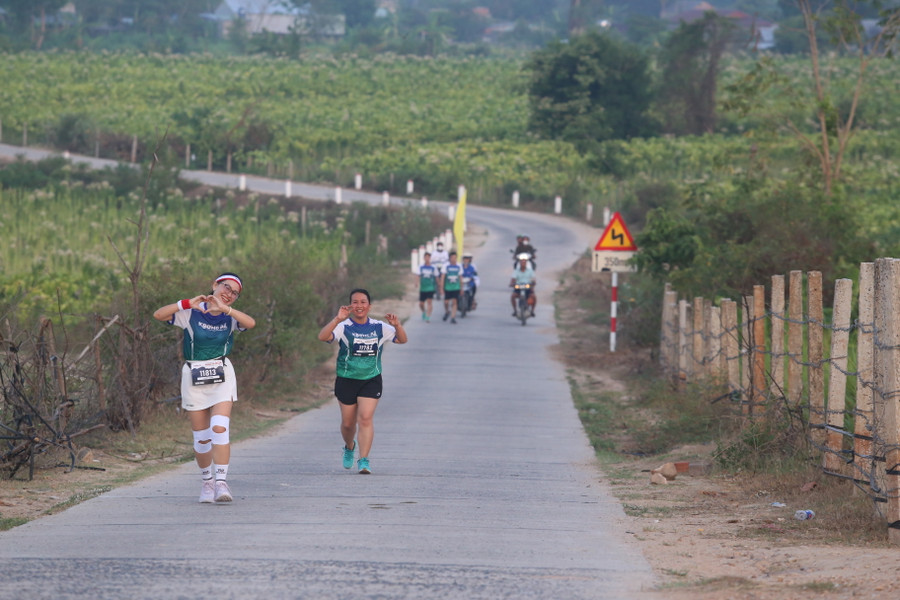 Đường chạy của giải đi qua những cánh đồng thơ mộng. Ảnh: Văn Ngọc Đường chạy của giải đi qua những cánh đồng thơ mộng. Ảnh: Văn Ngọc