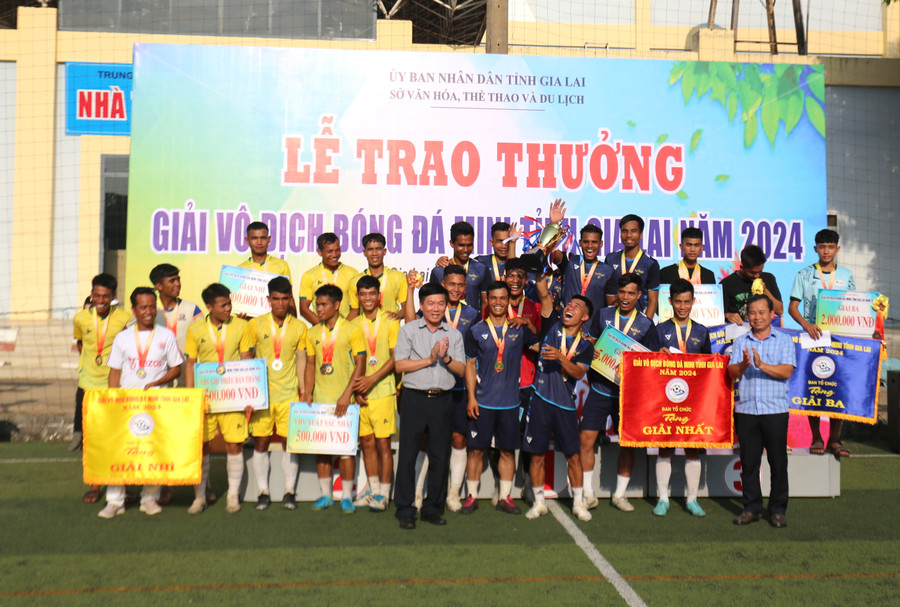 Các cầu thủ Huy Hằng FC đã đăng quang chức vô địch ở giải đấu năm nay. Ảnh: Văn Ngọc