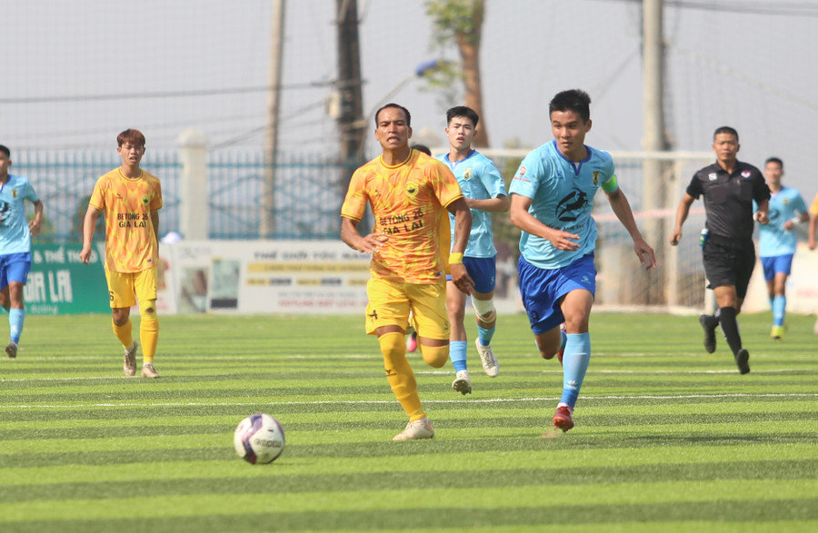 Tây Nguyên Gia Lai (trái) không thể tấn công trước đối thủ mạnh hơn. Ảnh: Văn Ngọc